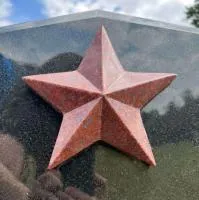 Красная звёздочка на гранитной плите в Набережных Челнах (518416)